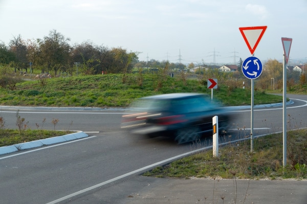 Rechts vor links gilt vor einem Kreisverkehr nicht, wenn dort die die VZ 215 und 205 stehen. Einfahrende Fahrzeuge müssen hier den Kfz, die sich schon im Kreisverkehr befinden, Vorfahrt gewähren.