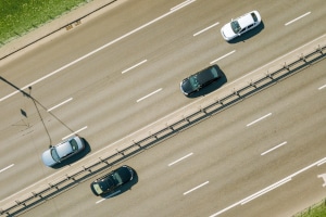 In Deutschland gilt im Allgemeinen Rechtsverkehr. Dies bestimmt der erste Absatz des Paragraphen 2 StVO.