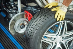 Werden Reifen entgegen ihrer Laufrichtung montiert, erhöht das ihren Verschleiß.