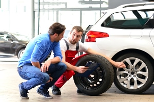 Kann das Reifenalter nur vom TÜV bestimmt werden? Sie können bei Ihren Reifen das Alter mittels DOT feststellen.