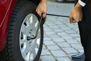Reifendruck: Bei der Warnleuchte kann ein Zurücksetzen nach einem Reifenwechsel notwendig sein.
