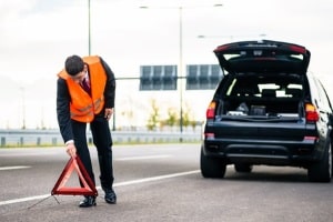 Besonders wichtig bei der Reifenpanne auf der Autobahn: Sichern Sie das Fahrzeug ab!