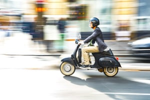 Mit dem Roller fahren zu dürfen, bedeutet für junge Menschen Flexibilität.