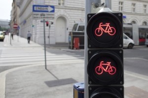 Eine rote Ampel mit dem Fahrrad zu missachten, kann den Führerschein kosten.