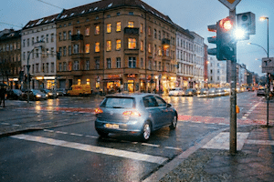 Wenn Sie eine rote Ampel überfahren, kann en Blitzer auslösen.