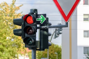 Rote Ampel legal überfahren? Ein grüner Pfeil aus Blech ermöglicht das.