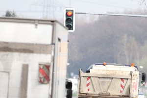 Eine rote Ampel zu übersehen, kann Konsequenzen haben.