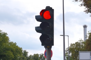 Nach einem Rotlichtverstoß nicht angehalten worden zu sein, bedeutet nicht automatisch Straffreiheit.