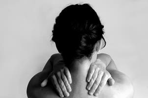 Rückenschmerzen nach einem Auffahrunfall sind typische Symptome.