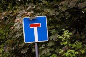 Welche Vorschriften gelten, wenn eine Sackgasse durch ein Schild angekündigt wird?