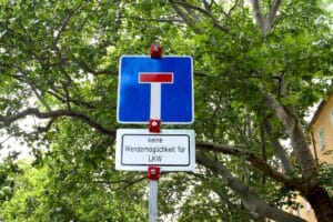 Wird zusätzlich zum Schild „Sackgasse“ das Zeichen „Keine Wendemöglichkeit“ aufgestellt, sollten Sie das Befahren der Straße vermeiden.