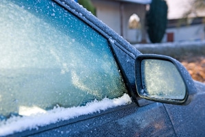 Im Winter kommt es häufig vor, dass Sie erst einmal die Scheiben enteisen müssen, bevor die Fahrt beginnen kann.