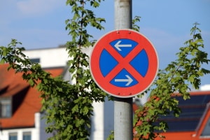 Schild: Ein absolutes Halteverbot kann mit Pfeilen ergänzt sein.