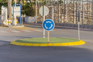 Ignorieren Sie ein Schild, das einen Kreisverkehr ankündigt, drohen Sanktionen.