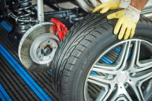Schraube im Reifen: Selbst reparieren oder doch lieber einen Fachmann aufsuchen?