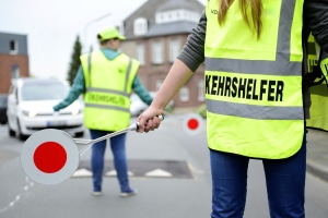 Ehrenamtliches Engagement: Als Schülerlotse jüngeren Mitschüler helfen.