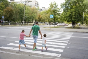 Mithilfe eines Zebrastreifens oder einer Ampel sollen Kinder sicher zur Schule kommen.