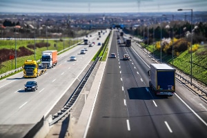 Welcher Sicherheitsabstand muss außerorts zum vorausfahrenden Fahrzeug eingehalten werden?