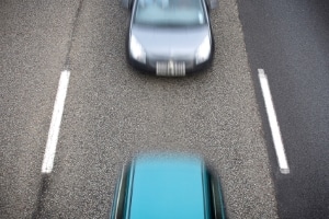 Wird der Sicherheitsabstand auf der Autobahn missachtet, droht mindestens ein Bußgeld.