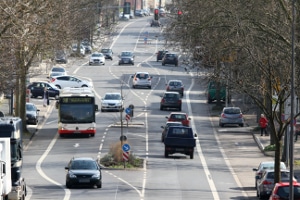 Welcher Sicherheitsabstand muss innerorts zu vorausfahrenden Fahrzeugen eingehalten werden?