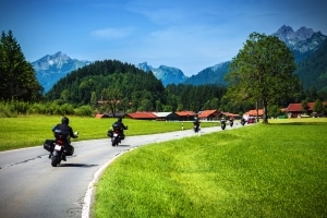 Der Sicherheitsabstand auf der Landstraße gilt auch für Motorradfahrer.