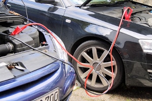 Ein anderer Fahrer kann Ihnen Starthilfe geben, wenn Ihr Auto nicht anspringt.