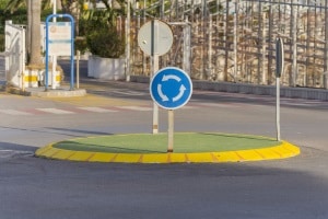 Ein Bußgeld oder eine Strafe können auf Driften im Kreisverkehr folgen, wenn Sie unnötigen Lärm verursachen und andere gefährden.