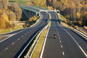 Um für Sicherheit im Straßenverkehr zu sorgen, greifen verschiedene Einrichtungen der Straßenausstattung ineinander.