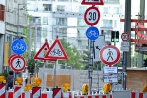 Aufgabe der Straßenausstattung: Durch Verkehrsschilder lassen sich Gebote und Verbote anordnen.