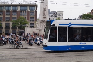 Was ist zu beachten, wenn Sie eine Straßenbahn überholen?