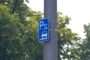 Gemäß StVO zeigen Zeichen 314 und 315 an, wo und wie das Parken erlaubt ist.