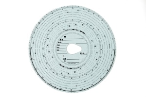 Mit einem analogen Fahrtenschreiber können Sie die Tachoscheibe ausfüllen.