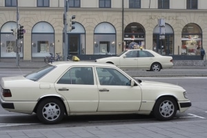 Auch Taxis dürfen in der Halteverbotszone nicht parken. Fahrgäste ein- und aussteigen zu lassen, ist aber meist erlaubt.