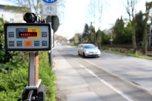 Bei Verkehrsüberwachungen wird oft eine Toleranz auf der Autobahn bei Messungen eingeräumt.