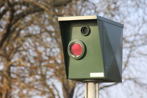 Der Blitzer aus der Reihe Traffipax erstellt ein Blitzerfoto.