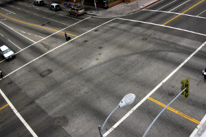 Der Traffipax Traffiphot S misst die Geschwindigkeit über Kabel in der Straßendecke .