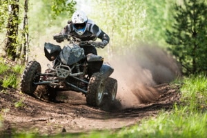 Auch einem Quad oder Trike besteht Helmpflicht, wenn keine Sicherheitsgurte vorhanden sind.