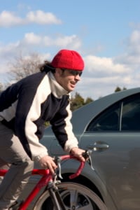 Rechts überholen vor Kreuzungsbereich: Fahrradfahrer dürfen das!