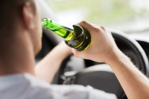 Ein Unfall auf der Dienstfahrt kann für den Fahrer teuer werden, wenn ihm grobe Fahrlässigkeit nachgewiesen wird - etwa bei Alkohol am Steuer.