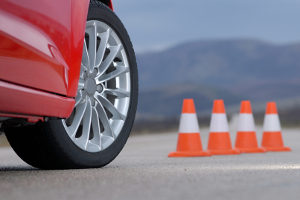 Ein Unfall im Sommer mit Winterreifen kann durch einen längeren Bremsweg zustande kommen.