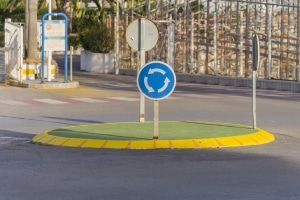 Welche Vorschriften müssen Sie beachten, um einen Unfall im Kreisverkehr zu vermeiden?