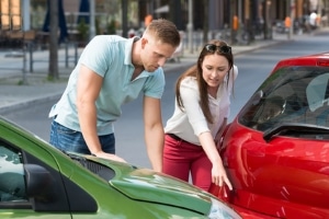 Nach einem Unfall mit ausländischem Fahrzeug in Deutschland sollten Sie sowohl die deutsche Versicherung als auch den ausländischen Versicherer informieren.