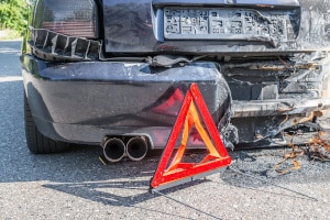 Kam es zu einem Unfall, sollten Sie ein Warndreieck aufstellen.