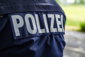 Bei einer Unfallflucht sollte der Zeuge die Polizei benachrichtigen. 