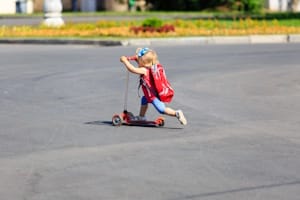 Der Unterschied zwischen Spielstraße und verkehrsberuhigter Bereich: Eine tatsächliche Spielstraße dürfen Sie nicht befahren.