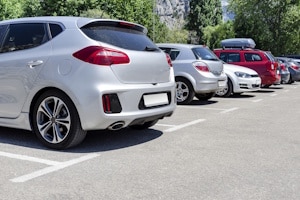 Verkehrsberuhigter Bereich: Parken ist nur in den gekennzeichneten Flächen erlaubt.