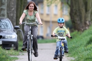 Erst nach der Verkehrserziehung mit dem Fahrrad in der Grundschule sollten Kinder alleine zur Schule fahren.