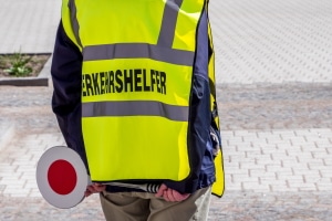 Verkehrshelfer können nicht nur an Schulen für mehr Sicherheit sorgen.