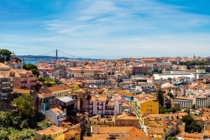 Informieren Sie sich über die geltenden Verkehrsregeln in Portugal, bevor Sie die Gegend mit dem Mietwagen erkunden.