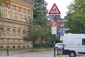 Das Verkehrsschild "Achtung, Kinder!" ist oft vor Schulen aufgestellt.